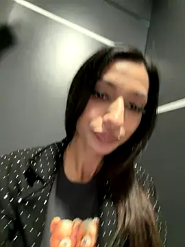 Snapshot of _MiaQueen_ chatting on 11, 11, 2025 MiaQueen online show from 11, 11, 2025