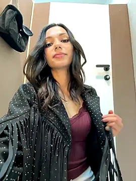 Snapshot of _MiaQueen_ chatting on 5, 11, 2025 MiaQueen online show from 5, 11, 2025