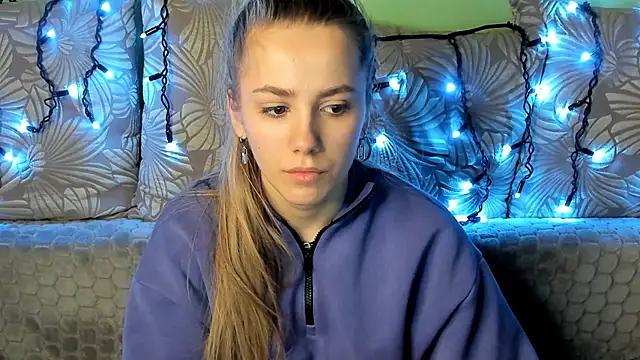Snapshot of MaggieCake chatting on 12, 1, 2025 MaggieCake online show from 12, 1, 2025