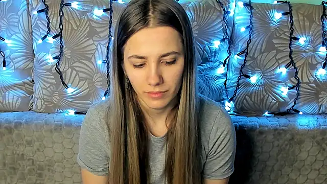Snapshot of MaggieCake chatting on 2, 3, 2025 MaggieCake online show from 2, 3, 2025