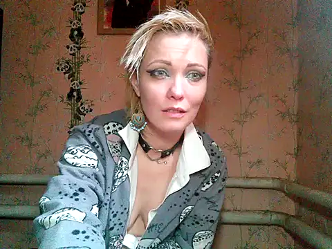 Snapshot of WildMissNiks chatting on 6, 10, 2025 WildMissNiks online show from 6, 10, 2025