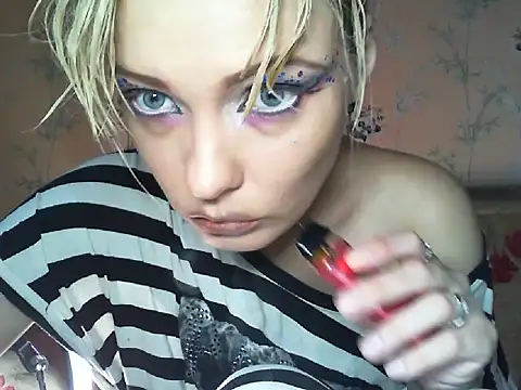 Snapshot of WildMissNiks chatting on 4, 8, 2026 WildMissNiks online show from 4, 8, 2026