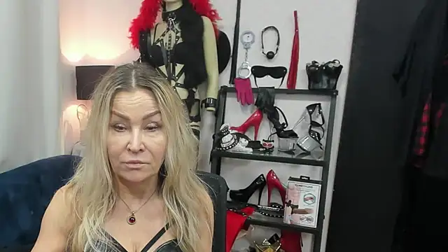 Snapshot of crystaLUX chatting on 18, 2, 2026 crystaLUX online show from 18, 2, 2026