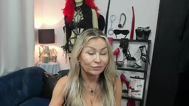 Snapshot of crystaLUX chatting on 18, 5, 2026 crystaLUX online show from 18, 5, 2026
