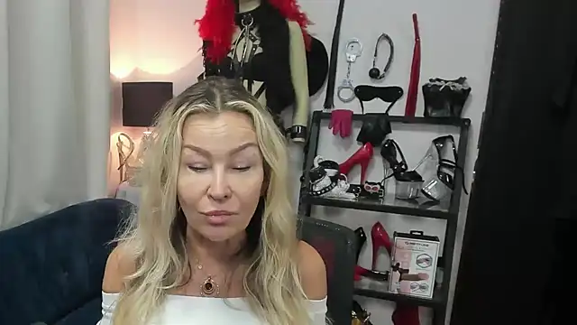 Snapshot of crystaLUX chatting on 14, 5, 2026 crystaLUX online show from 14, 5, 2026