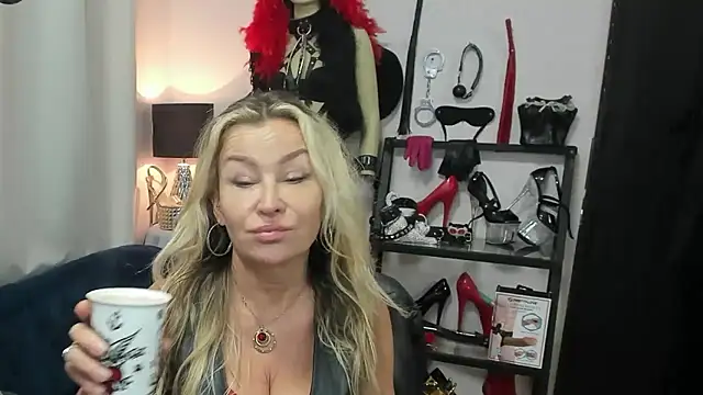 Snapshot of crystaLUX chatting on 13, 5, 2026 crystaLUX online show from 13, 5, 2026