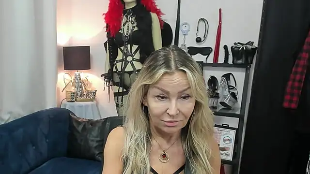 Snapshot of crystaLUX chatting on 28, 5, 2026 crystaLUX online show from 28, 5, 2026