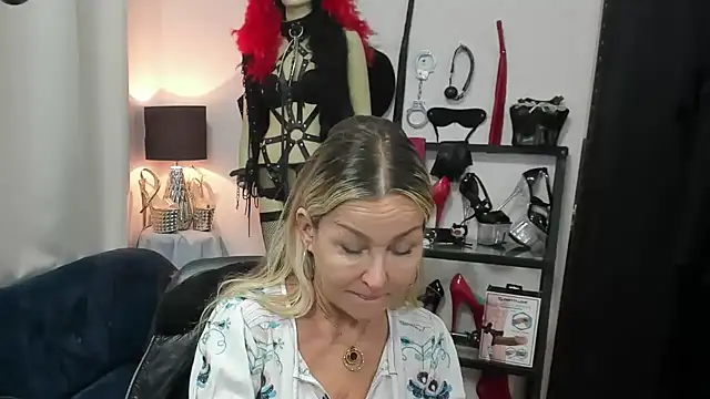 Snapshot of crystaLUX chatting on 6, 5, 2026 crystaLUX online show from 6, 5, 2026