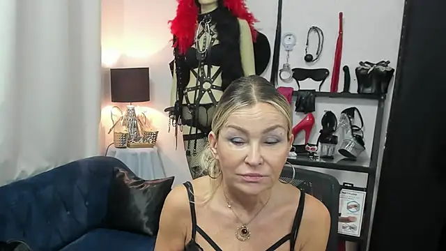 Snapshot of crystaLUX chatting on 3, 6, 2026 crystaLUX online show from 3, 6, 2026