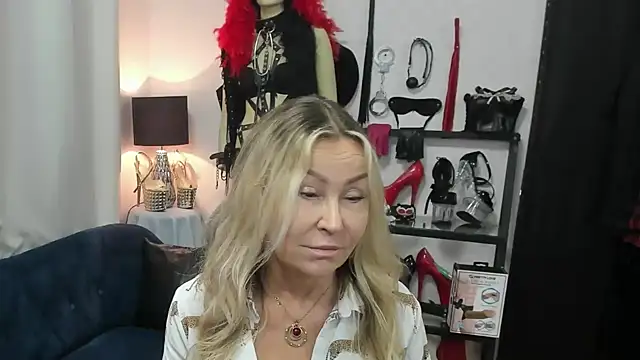 Snapshot of crystaLUX chatting on 25, 5, 2026 crystaLUX online show from 25, 5, 2026
