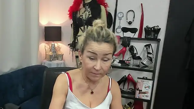 Snapshot of crystaLUX chatting on 27, 2, 2026 crystaLUX online show from 27, 2, 2026