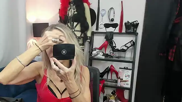 Snapshot of crystaLUX chatting on 16, 12, 2025 crystaLUX online show from 16, 12, 2025