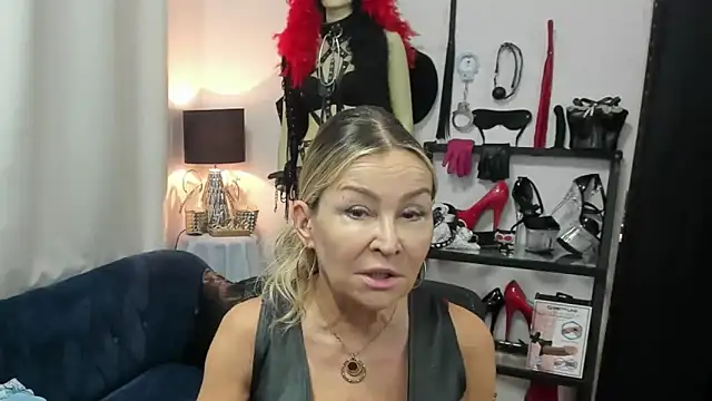 Snapshot of crystaLUX chatting on 4, 6, 2026 crystaLUX online show from 4, 6, 2026