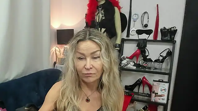 Snapshot of crystaLUX chatting on 19, 12, 2025 crystaLUX online show from 19, 12, 2025