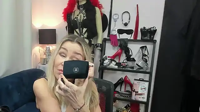 Snapshot of crystaLUX chatting on 17, 2, 2026 crystaLUX online show from 17, 2, 2026