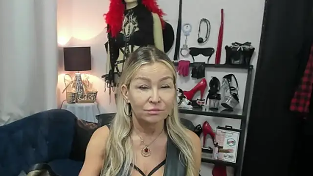 Snapshot of crystaLUX chatting on 29, 5, 2026 crystaLUX online show from 29, 5, 2026