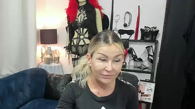 Snapshot of crystaLUX chatting on 22, 5, 2026 crystaLUX online show from 22, 5, 2026