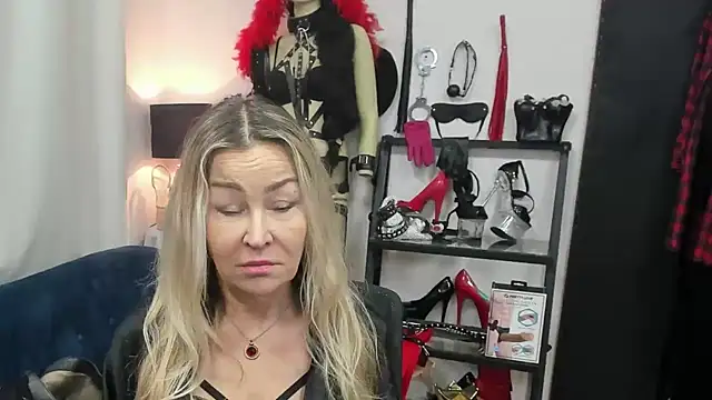 Snapshot of crystaLUX chatting on 3, 2, 2026 crystaLUX online show from 3, 2, 2026