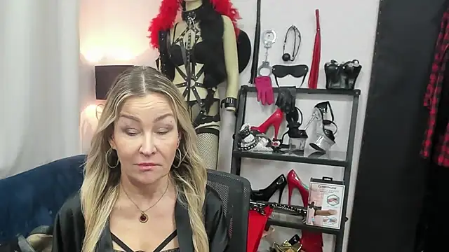 Snapshot of crystaLUX chatting on 3, 2, 2026 crystaLUX online show from 3, 2, 2026