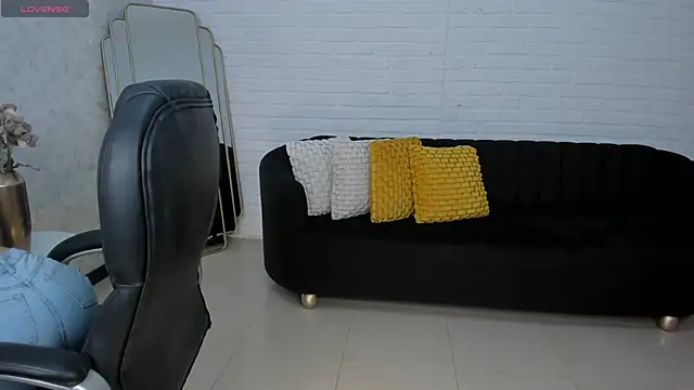 LaurenTurner  online show from 5, 10, 2025