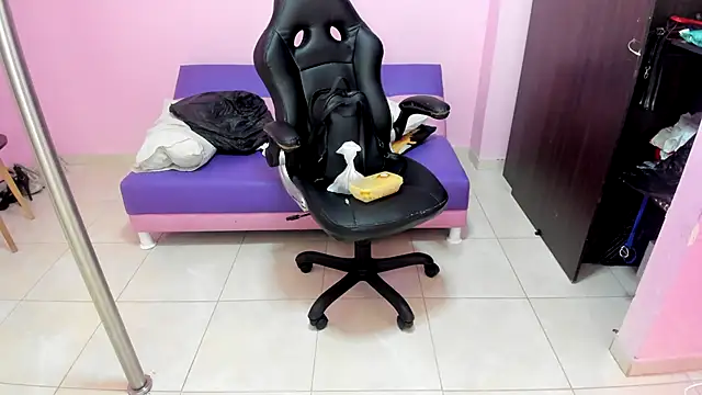 MATURE WHOR33 online show from 17, 11, 2025