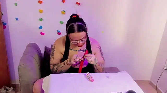 Snapshot of MiaYMolly chatting on 21, 6, 2026 MiaYMolly online show from 21, 6, 2026