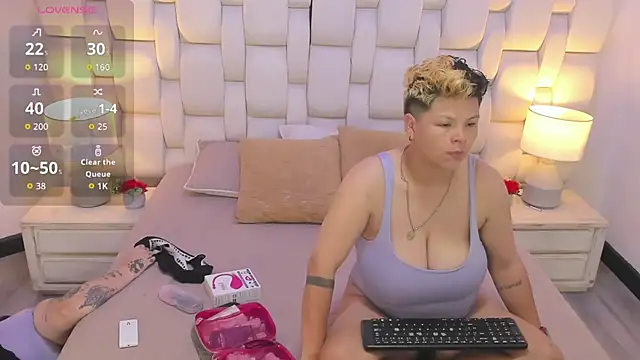 Snapshot of MiaYMolly chatting on 5, 11, 2025 MiaYMolly online show from 5, 11, 2025