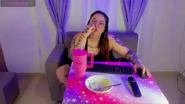 Snapshot of MiaYMolly chatting on 25, 4, 2026 MiaYMolly online show from 25, 4, 2026
