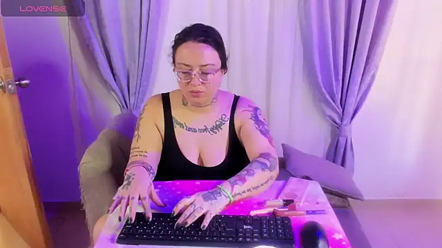 Snapshot of MiaYMolly chatting on 14, 6, 2026 MiaYMolly online show from 14, 6, 2026