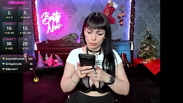 Snapshot of BettyNoir chatting on 2, 12, 2025 BettyNoir online show from 2, 12, 2025