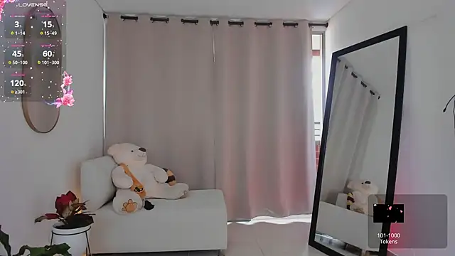 roxie gates  online show from 31, 10, 2025