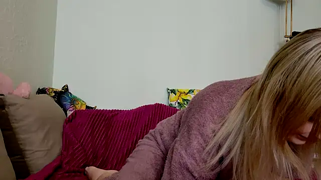 Snapshot of ModelEva chatting on 18, 11, 2025 ModelEva online show from 18, 11, 2025