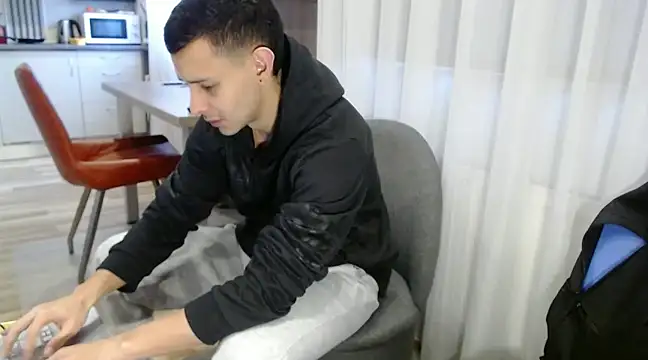 isaacgomez21 online show from 31, 1, 2025