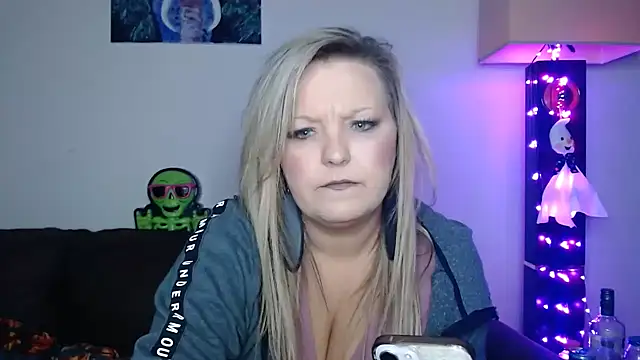 Snapshot of BigTitBarbie68 chatting on 3, 10, 2025 BigTitBarbie68 online show from 3, 10, 2025
