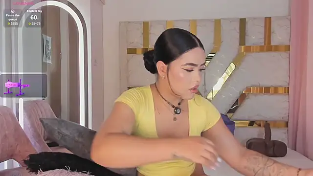 Snapshot of sophy_champagne chatting on 15, 7, 2026 sophy champagne online show from 15, 7, 2026