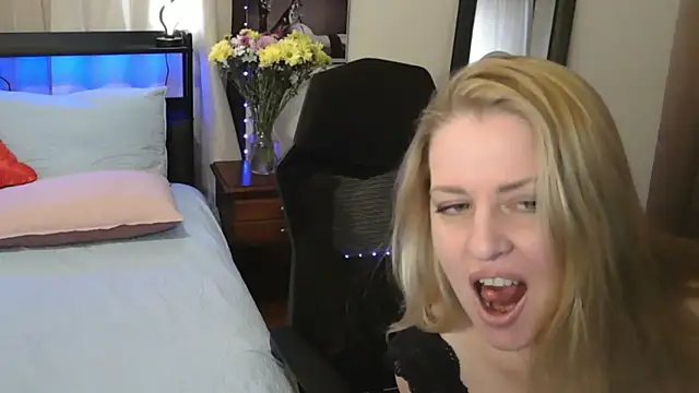 Snapshot of HollieBim chatting on 20, 1, 2025 HollieBim online show from 20, 1, 2025
