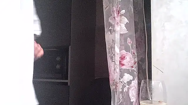 Snapshot of JulianaGold1 chatting on 11, 9, 2025 JulianaGold1 online show from 11, 9, 2025