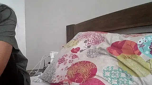 Snapshot of JulianaGold1 chatting on 19, 9, 2025 JulianaGold1 online show from 19, 9, 2025