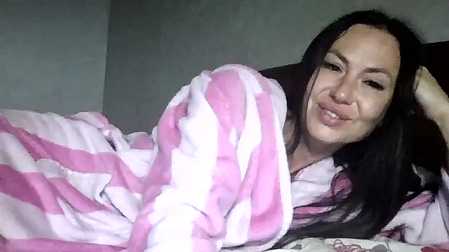 Snapshot of JulianaGold1 chatting on 10, 9, 2025 JulianaGold1 online show from 10, 9, 2025