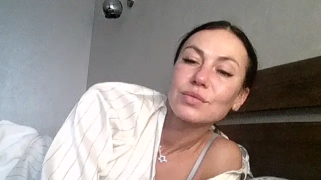 Snapshot of JulianaGold1 chatting on 14, 11, 2025 JulianaGold1 online show from 14, 11, 2025