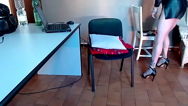 Miss-Mikaele online show from 28, 11, 2025