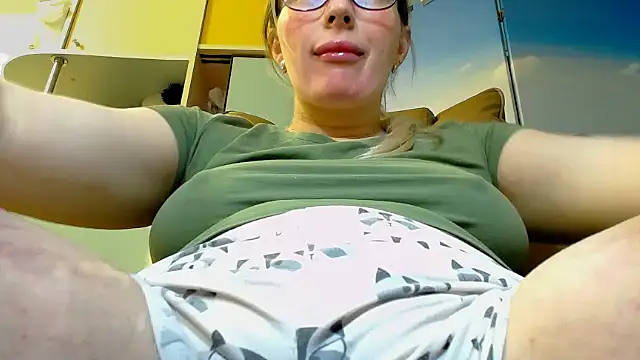 Snapshot of miaa_sunn chatting on 4, 12, 2025 miaa sunn online show from 4, 12, 2025