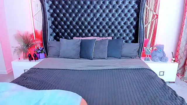 Rebecca Diamond online show from 19, 4, 2026