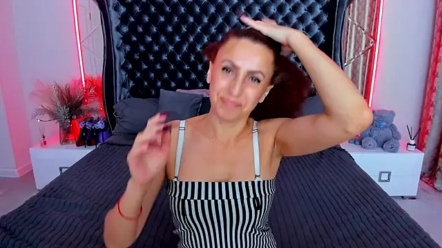 Snapshot of Rebecca_Diamond chatting on 2, 6, 2026 Rebecca Diamond online show from 2, 6, 2026
