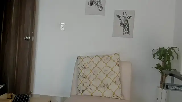 Snapshot of Hanna_Risso chatting on 17, 10, 2025 Hanna Risso online show from 17, 10, 2025