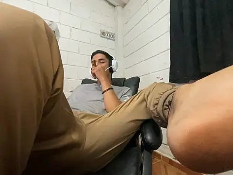 Snapshot of Max_TheHorseDick chatting on 27, 5, 2026 Max TheHorseDick online show from 27, 5, 2026