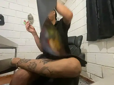 Snapshot of Max_TheHorseDick chatting on 6, 6, 2026 Max TheHorseDick online show from 6, 6, 2026