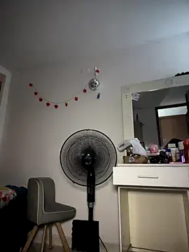 Snapshot of kiaraglam2 chatting on 27, 10, 2025 kiaraglam2 online show from 27, 10, 2025