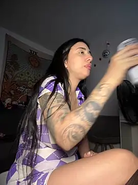 Snapshot of kiaraglam2 chatting on 25, 11, 2025 kiaraglam2 online show from 25, 11, 2025