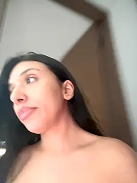 Snapshot of kiaraglam2 chatting on 26, 10, 2025 kiaraglam2 online show from 26, 10, 2025